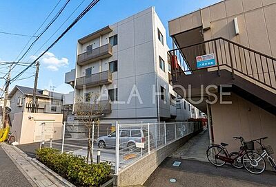 外観：大宮駅徒歩16分！ペット飼育可☆1階専用庭とテラス付き住戸♪スーパー・コンビニ・ドラッグストア徒歩10分圏内☆