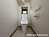 トイレ：【トイレ】小さな空間だからこそ機能性のある快適なトイレは、清潔感をキープしお手入れしやすいよう作られています