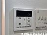 設備：【給湯スイッチ】追い焚き機能があると、帰宅時間がバラバラでもいつでも温かいお風呂を楽しめます。光熱費の節約にもなり、快適なバスタイムが叶う便利な設備です。