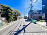 外観：【前面道路】お車の出し入れがしやすい幅員の前面道路。