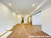 柔らかな色合いのフローリングと清潔感の溢れるクロスが明るい空間を創り出しているリビングダイニング。