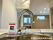 【浄水器一体型水栓】浄水器一体型水栓は、いつでもきれいな水が手軽に使え、料理や飲み水の品質がアップ。見た目もすっきりしてキッチンが快適になる人気の設備です。