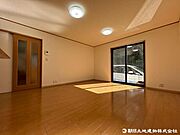 柔らかな色合いのフローリングと清潔感の溢れるクロスが明るい空間を創り出しているリビングダイニング。