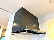 【レンジフード】レンジフードは調理中の煙や臭い、油分を強力に吸引・排気し、キッチンを清潔で快適な空間に保ちます。掃除しやすい設計のものならお手入れも簡単です。