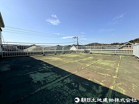屋上専用使用権付。鎌倉の山々や、花火大会が望めます。思わず大きく深呼吸したくなるルーフバルコニーは空が青く、近く、広く感じる事が出来ます。周囲には高い建物のないエリアですので、どこまでも見渡せます。