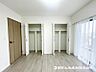 室内：【洋室】自然光が差し込む明るい洋室は、毎日を快適に過ごせる空間。リモートワークや趣味部屋としてもおすすめです。