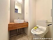 【トイレ】小さな空間だからこそ機能性のある快適なトイレは、清潔感をキープしお手入れしやすいよう作られています