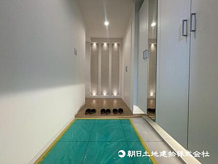 玄関に必要なものは最小限に!乱雑にしない工夫でいつも片付いた気持ちの良い空間になります