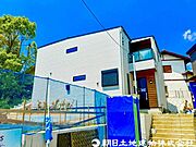 周辺は住宅地となっており子育て家族にも合う。毎日のお買い物も便利なエリアで暮らしやすさを実現するための住環境が整っています。