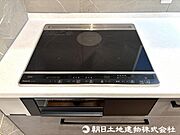 【IHコンロ】お手入れしやすく安全性の高いIHコンロを採用。火を使わないのでキッチンがすっきり清潔に保て、料理好きの方にも快適な調理環境を実現します。