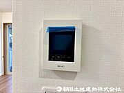 【モニター付きインターホン】奥様やお子様だけでご在宅が多い方への必需品！突然の来訪も天候や時間帯に関係なく鮮明な画像で確認することが出来ます。