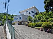 学校方針は、「やさしく・強く・かしこく」の3本柱を教育目標に掲げています。また、プログラミングや課題解決型学習（PBL）などの新しい学びを取り入れて取り組んでおります。