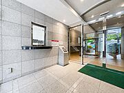 【ロビー】毎日、沢山の来訪者様、居住者様を快適に気持ちよくお過ごしいただける空間がここにはあります。