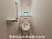 洗浄機能付き便座を標準装備。冬の寒い時期には暖房機能も活躍。快適にご利用いただけます。また、タンクのスペースでちょっとした収納を造作することも可能。トイレットペーパーなど効率的に収納できます。