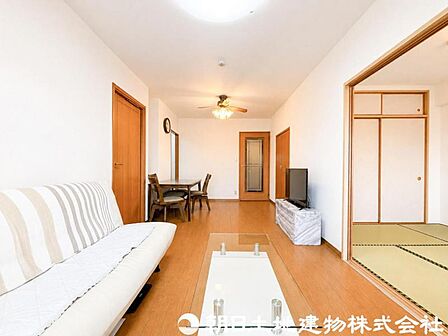 【リビング】家具の配置がしやすい設計のため、お好みのインテリアを楽しめます。暮らしに合わせた空間づくりが可能です。