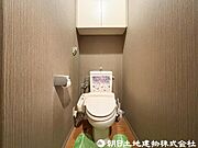 【トイレ】限られた空間ながらも清潔感があり、お手入れのしやすさにも配慮された快適なトイレスペースです。