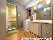 【洗面台】収納スペースをしっかり確保した洗面化粧台。朝の身支度から帰宅後の手洗いまで、毎日気持ちよくお使いいただけます。