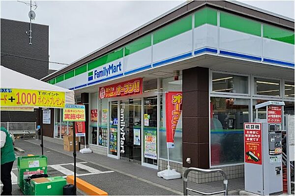 画像17:【コンビニエンスストア】ファミリーマート 八尾南本町店まで723ｍ