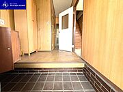 木目の柔らかく温かい雰囲気に包まれた玄関です！