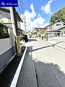 前面道路は約5mの幅員が確保されており、車の出し入れもとても簡単です♪
