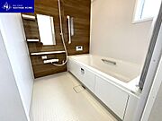 広い洗い場に半身浴もできる浴槽を備え、一日の疲れをスッキリ洗い流してくれます♪