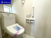 窓から差し込む光が安らぎをもたらす、清潔感のあるトイレです。