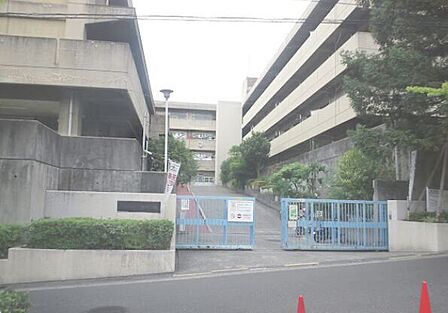 吹田市立片山小学校 760m