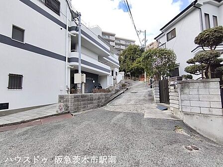 マンション表側の入口道路