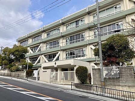 茨木市立西中学校 410m