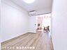 洋室：5.6帖のお部屋。引き戸を開放するとLDKと続き部屋になります。