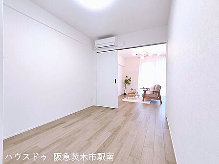 5.6帖のお部屋。引き戸を開放するとLDKと続き部屋になります。