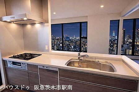 キッチンから広がる開放的な空間。夜は美しい夜景を楽しめます