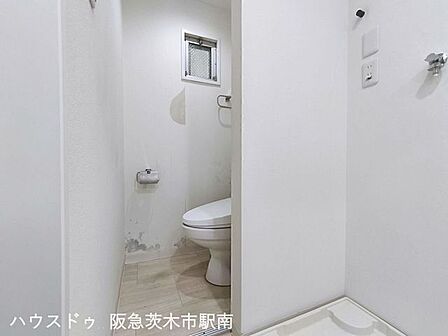 トイレに小窓あります