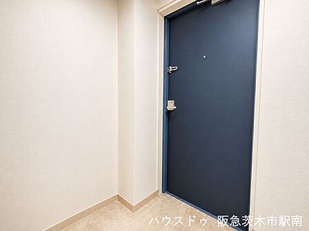来訪者を迎える清潔感のある玄関（※イメージ画像処理）