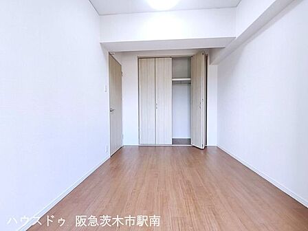 洋室5.7帖のお部屋バルコニーあります