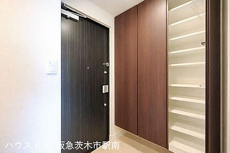 収納力豊富でスッキリ使える、ゆとりある玄関空間です