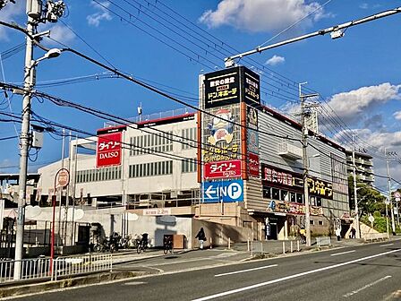 MEGAドン・キホーテ 茨木店 900m