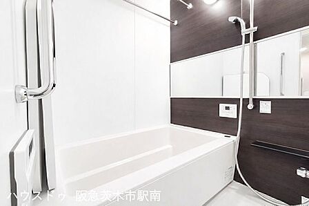 清潔感あふれる浴室。落ち着いた木目パネルと明るい空間で毎日のバスタイムが心地よく過ごせます