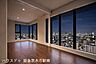 リビング/ダイニング：大きな窓から広がる夜景が魅力の贅沢で開放感ある住空間です