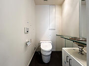 ゆとりあるトイレスペースに手洗いカウンターを設置。使い勝手の良い快適な空間です。