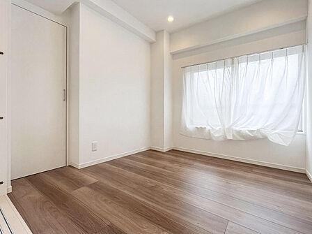 角部屋ならではの二面採光により、室内は明るく開放感のある空間に仕上がっています。自然光がたっぷり差し込み、風通しも良く、日々の暮らしを心地よく支える住環境で、居住性の高い寝室です。