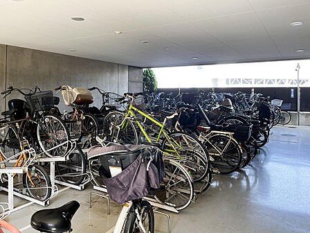 広々とした駐輪場を完備。十分な駐輪スペースを確保しており、自転車を利用される方も安心してご利用いただけます。
