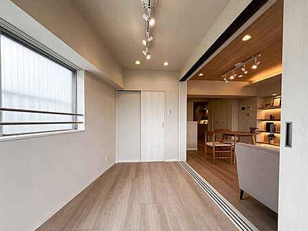 落ち着いた雰囲気の洋室で、寝室やワークスペースとしても使いやすい空間です。家具配置がしやすく、プライベート時間をゆったり過ごせる快適な居住空間となっています。