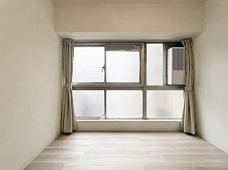 洋室には大きな窓を備え、自然光がたっぷり入る明るい空間です。通風性にも優れ、快適で心地よい住環境を実現しています。