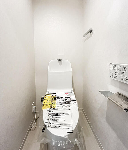 温水洗浄機能付きのトイレを採用。毎日の使用に便利な機能を備えた、清潔感のあるトイレです。