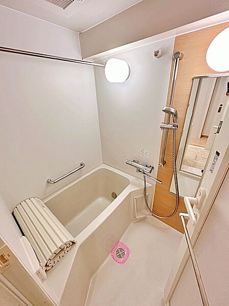白を基調とした清潔感のある水まわり。洗面室には収納もあり、毎日の身支度を快適にサポートします。