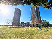 【緑豊かなベイエリアの街。広大な公園の周りにはイオン(約400ｍ)等の商業施設や、飲食店が立ち並んでいます】 街一帯が美しさと便利さを兼ね備えたハイクオリティシティ。