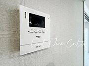 【TVモニター付きインターフォン】 ◆玄関のドアを開けることなく来客の顔や声を確認できる、防犯性の高い設備です。