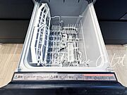 【食洗機でカジラク】 ◆食洗機は家事の時短につながるだけでなく、節水効果にも期待ができます。高温のお湯で洗浄する為衛生面でも安心です。
