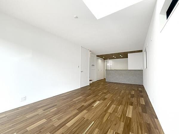 高根台7丁目3号棟のリビングダイニング（施工例）。フローリングの床と白い壁